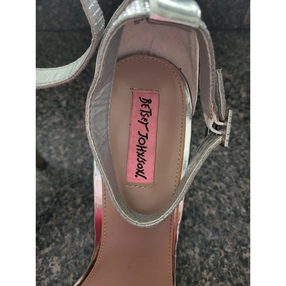 BETSEY JOHNSON Womens Broadway Silver Satin Crystal AnkleStrap Heel Pump Sz 9.5B